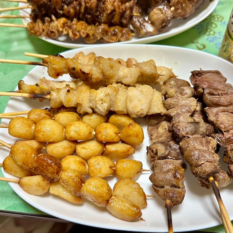 焼き鳥盛合せ(ぼんじり、にんにく揚げ、とりハツ)塩(かぶら屋 曳舟店)
