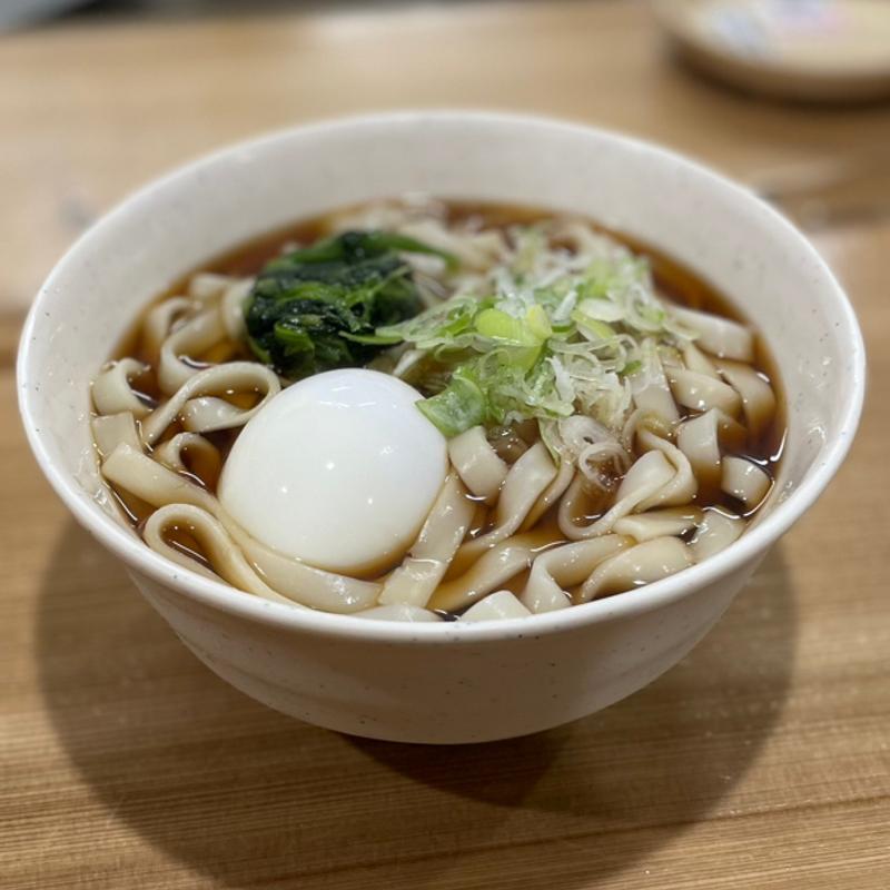 青菜うどんと半熟玉子(そば処 二葉 神田南口店)