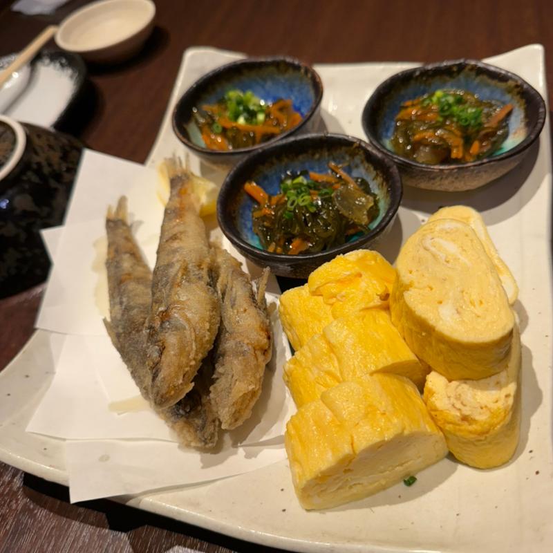 お通し　出汁巻き玉子　魚天ぷら(四季邸 日暮里駅前店)