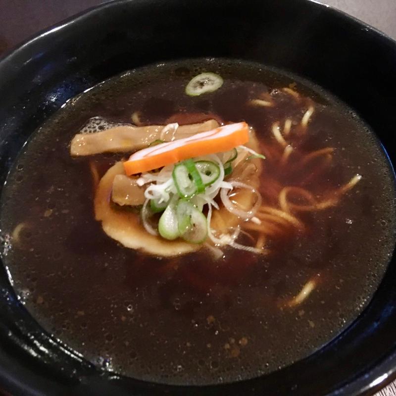 富山ブラックらーめん(酒と肴とら〜めん おかめん)