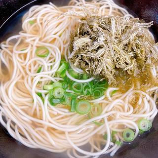 うーめん並（とろろ昆布トッピング）(つるり・さぬきうどん食堂 )