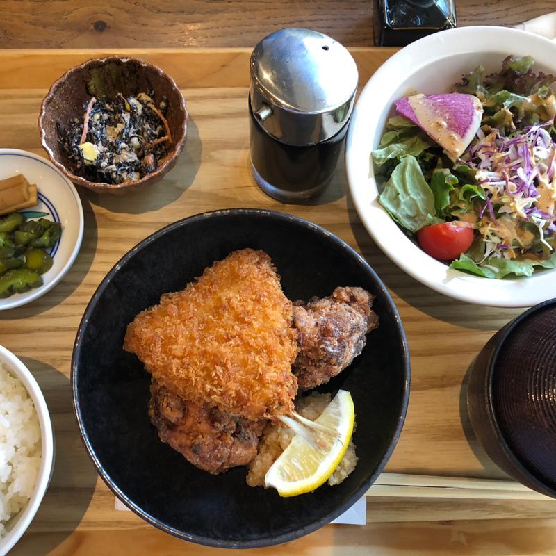 鳥唐揚げとアジフライ定食(一角 HIBIYA CENTRAL MARKET)
