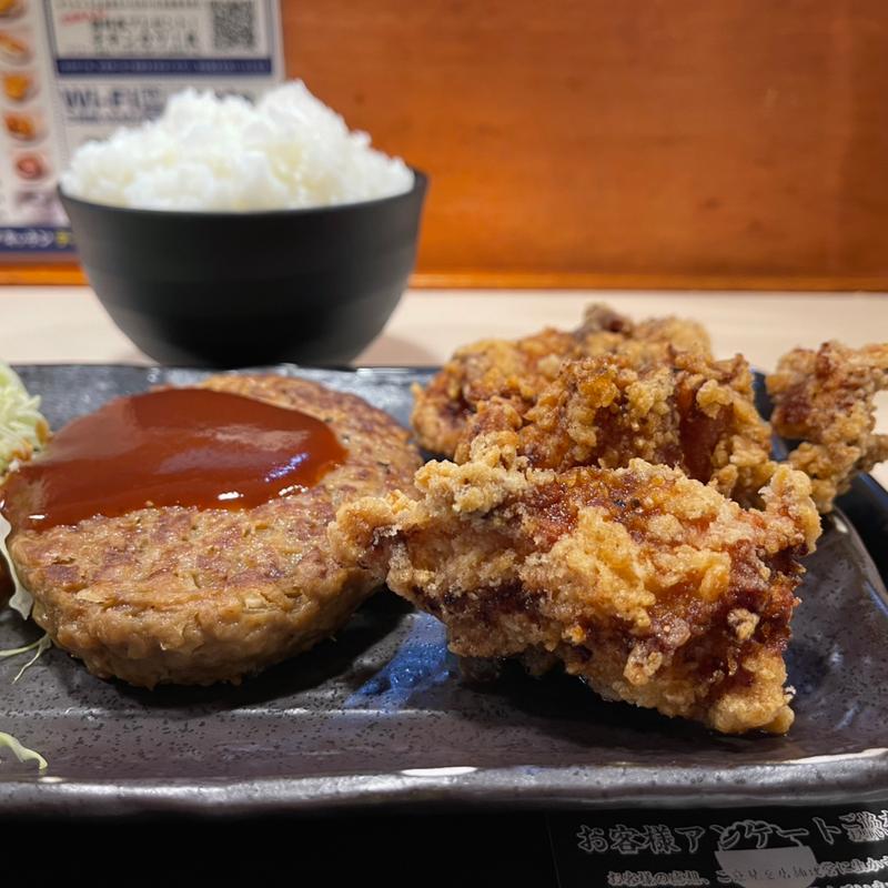 ハンバーグと揚げたて唐揚げのコンボ定食　大盛り(阿佐ヶ谷ダイニングキッチン)
