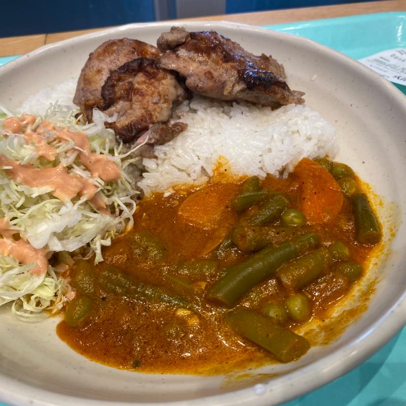 チキンケバブとインゲン豆カレー(Qasis)