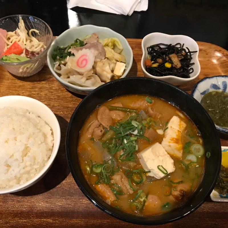 ピリ辛もつ煮定食(えちごやきゅーぴー)