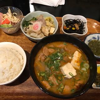 ピリ辛もつ煮定食