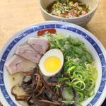 特製ラーメン 牛すじ(博多長浜ラーメン 呑龍)