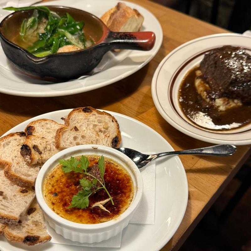 海老と京都九条葱のアヒージョ　バケット添え(御徒町ワインバル八十郎)