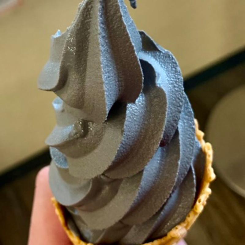 イカスミソフトクリーム(お食事処「あじろや」)