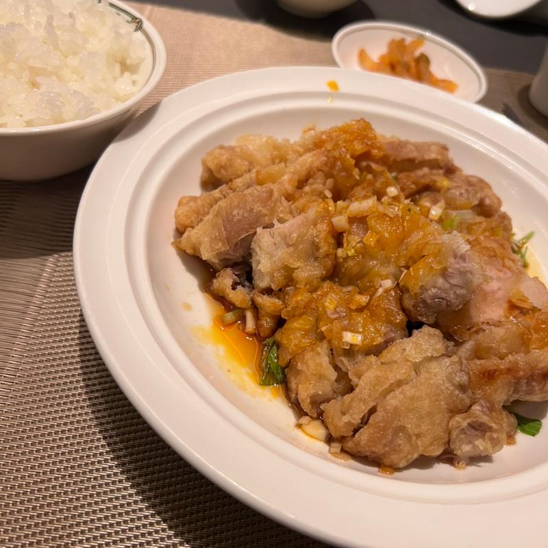 Aランチ（揚げ鶏の特製ソース）(中国飯店 倶楽湾)