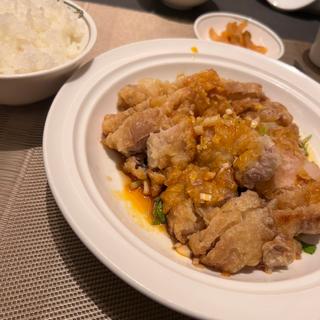 Aランチ（揚げ鶏の特製ソース）(中国飯店 倶楽湾)