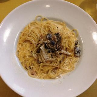 ツナとキノコのクリームソーススパゲッティ(Osteria ろじえ)