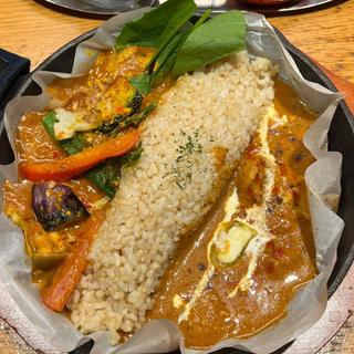 匠えんカレー(タンドリーチキン)＋野菜カレー(鉄板カレー 匠えん)