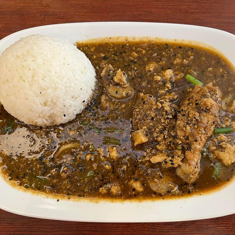 黒坦々カレー 手羽元(かえる食堂)