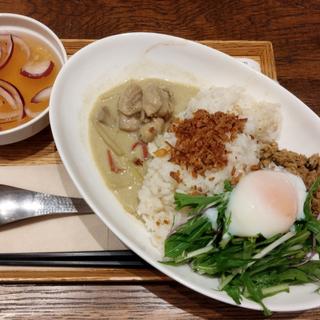 特製カレー＆ガパオライス(鶏スープ付き)(コムフォー日本橋髙島屋S.C.店)