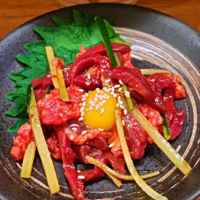 トモ三角と牛ハツのユッケ(ハーフ)(動物園通りもつ肉店)