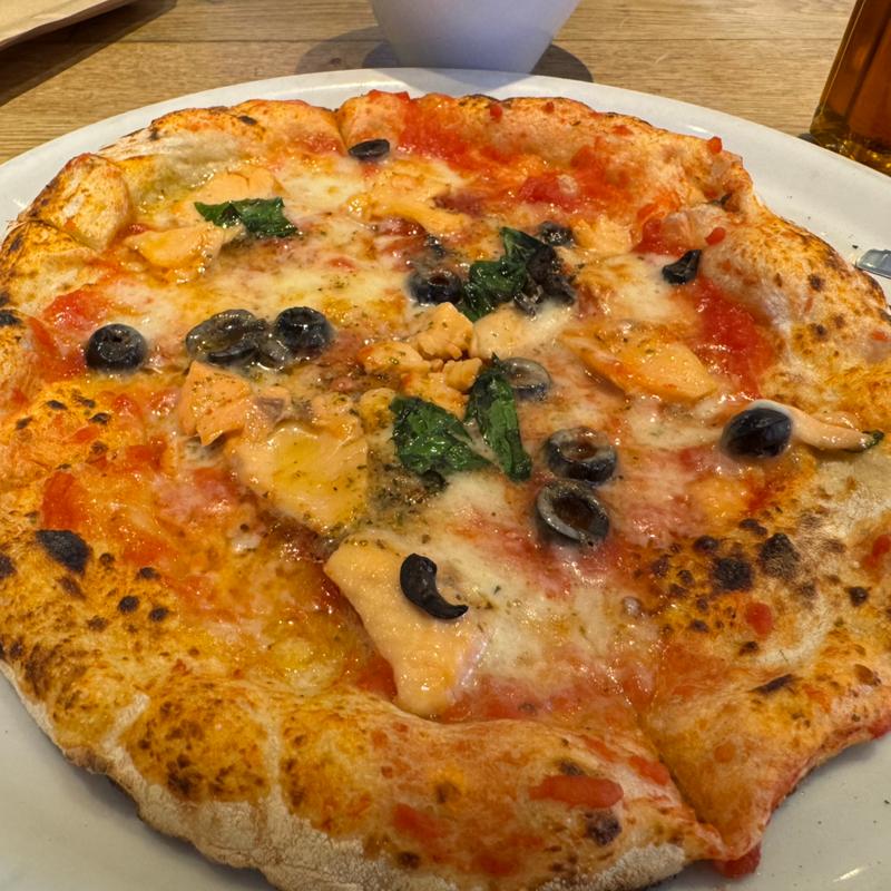 スモークサーモンとオリーブ(ケベロス明治神宮前店)