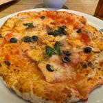 スモークサーモンとオリーブ(ケベロス明治神宮前店)