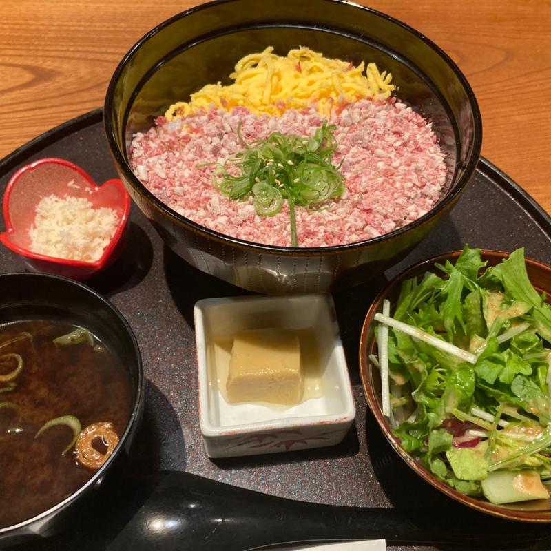 牛トロ丼(和食バル 音音 御茶ノ水ソラシティ店)
