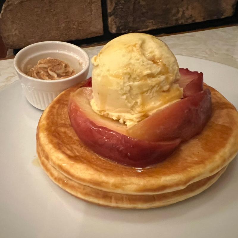 焼きりんごのホットケーキ(はまの屋パーラー 日本橋本店)