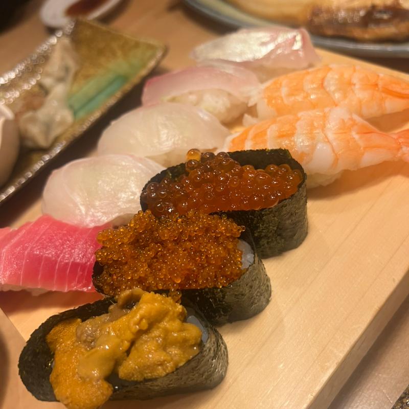 真鯛、エビ、シマアジ、ウニ軍艦、とびっ子軍艦、いくら軍艦、とろ(や台ずし白子駅前町)