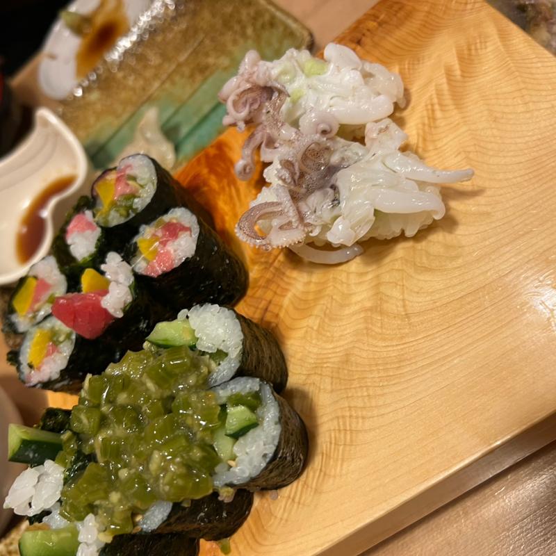 とろたく涙細巻き、かっぱのぴえん細巻き、ゲソの握り(や台ずし白子駅前町)