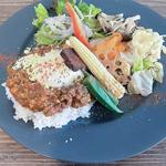 香味野菜をふんだんに使ったキーマカレー～温泉卵添え～