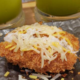 蟹がはみだす、カニクリーミーコロッケ(鮨・酒・肴 杉玉 大船)