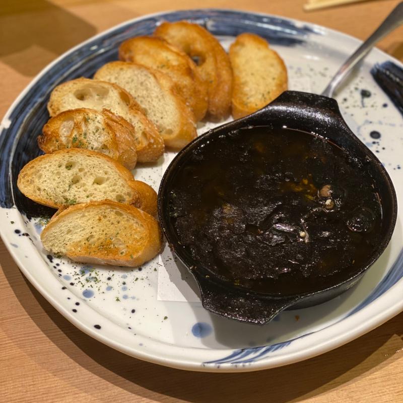 イカ墨アヒージョ(上野イカセンター)