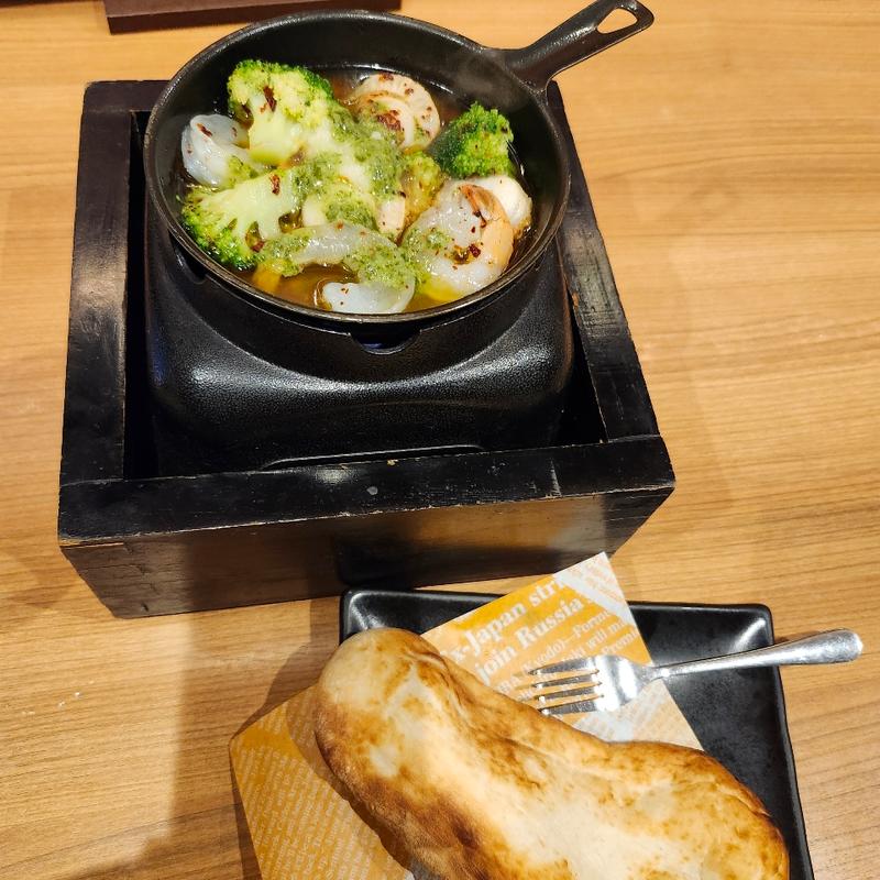 ナンで食べる海老とホタテのアヒージョ(ミライザカ 久茂地 国際通り店)