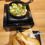 ナンで食べる海老とホタテのアヒージョ