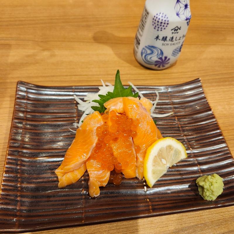 サーモンの天盛いくら乗せ(ミライザカ 久茂地 国際通り店)