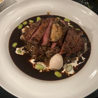 牛と牡蠣のステーキのせ黒いカレーライス