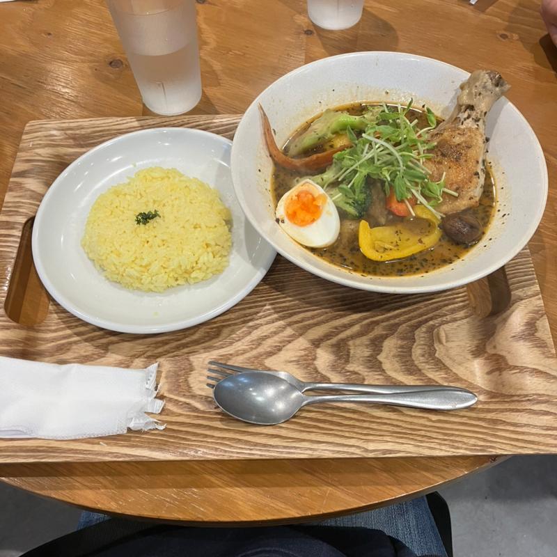 骨付きチキンスープカレー(グリルレストラン サーモンキング)