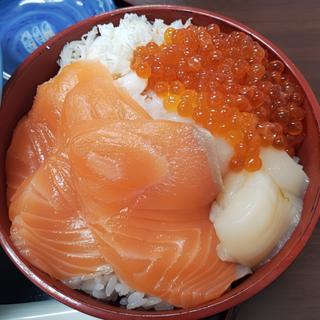 サーモン・ホタテ・かに・いくら丼(定食めし屋)