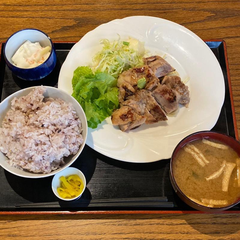 麒麟山の麹で漬けた鶏塩麹焼き定食(源七 くろとり食堂)