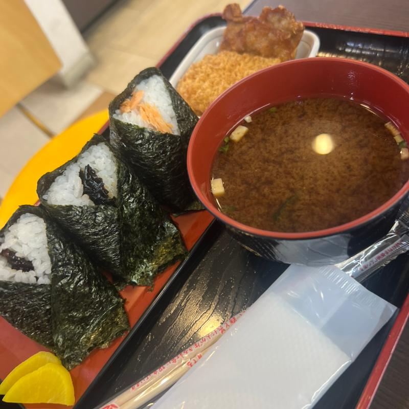 赤だしセット おにぎり(銀ジャケ、浅利の佃煮、昆布)(おむすび三味 宇佐店 )