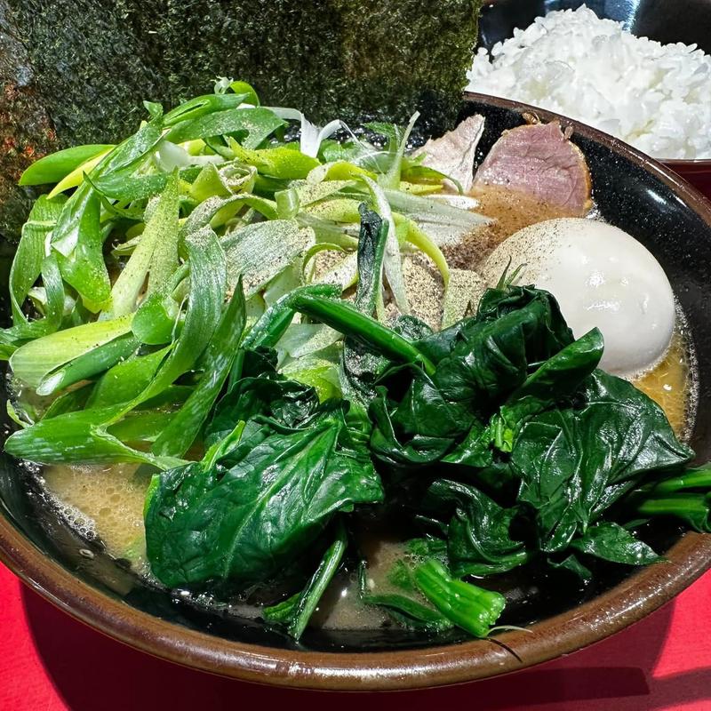 チャーシュー麺 ほうれん草 九条ネギ 煮卵 海苔 ライス(横浜ラーメン真砂家)