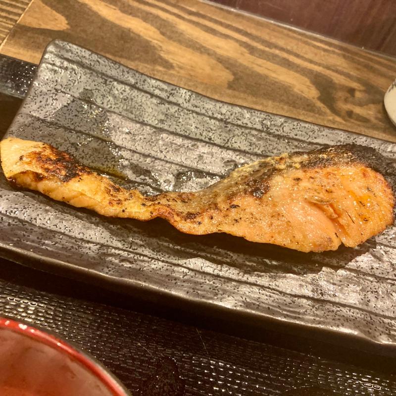 サーモン西京漬け定食（ご飯半割）(炭火焼干物定食 しんぱち食堂 御茶ノ水店)