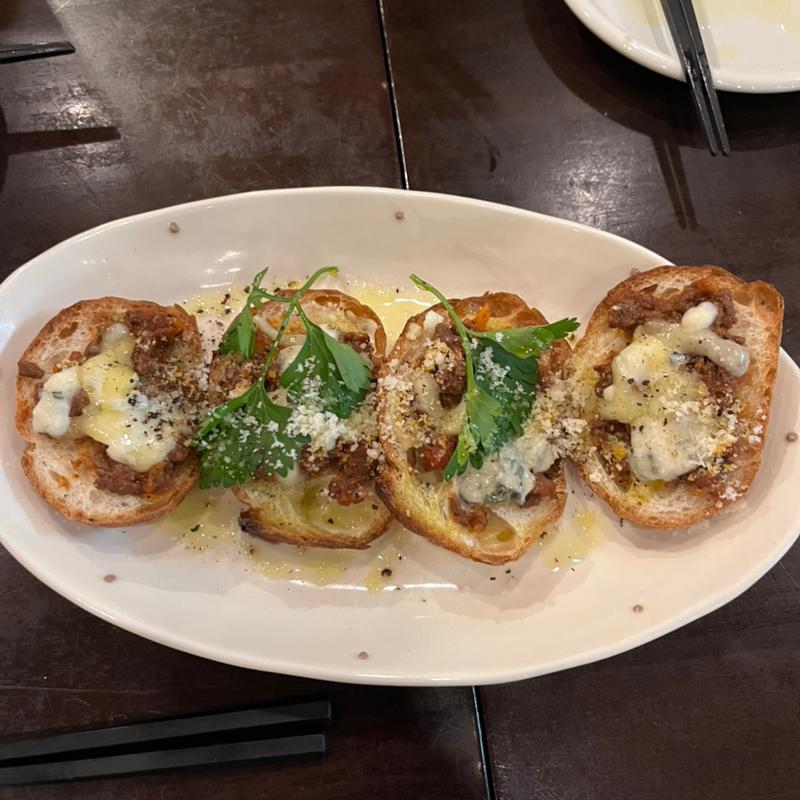 ゴルゴンゾーラチーズとミートソースのカナッペ(ビストロ グルナッシュ （B'stro Grenache）)