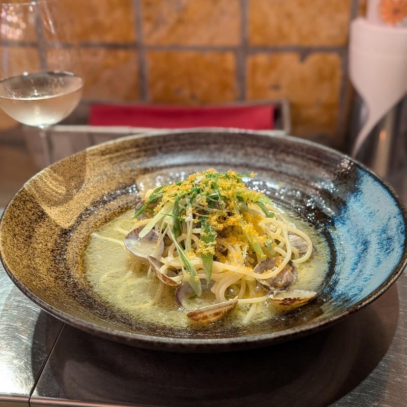 あさりと京都九条葱とカラスミの アーリオオーリオ(ワインバル八十郎 上野パルコヤ店)