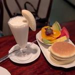 ホットケーキとフルーツ