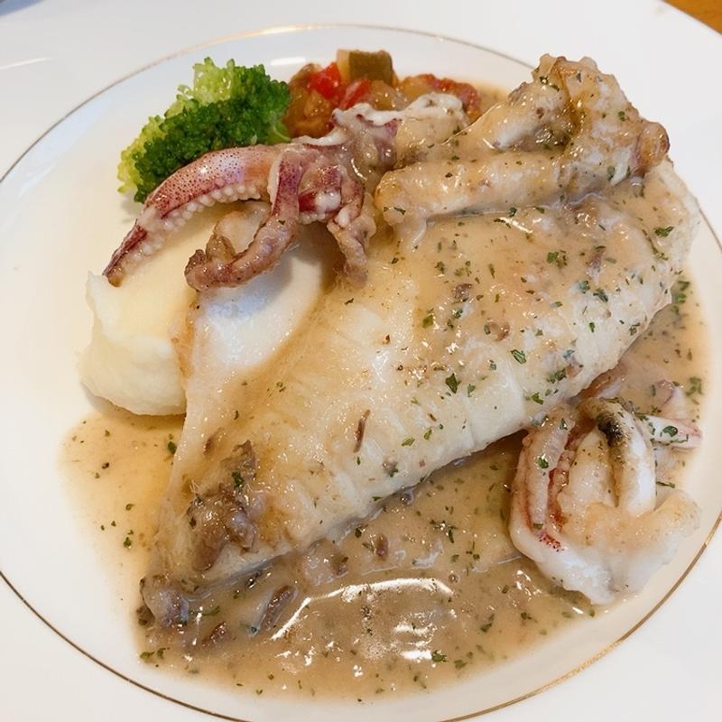 水イカのムニエルアンチョビバターソース(サンク　ディアマン （Cinq-Diamants）)