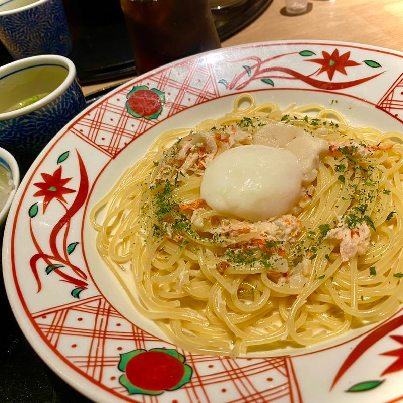 紅ズワイガニと帆立のクリームソース温泉卵添え(洋麺屋 五右衛門)