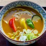出汁薫る彩りスパイシーカレーラーメン