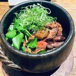 オリーブ牛と六甲シャンピニオンの土鍋ご飯(かまど焼 NIKUYOROZU 三鷹店)