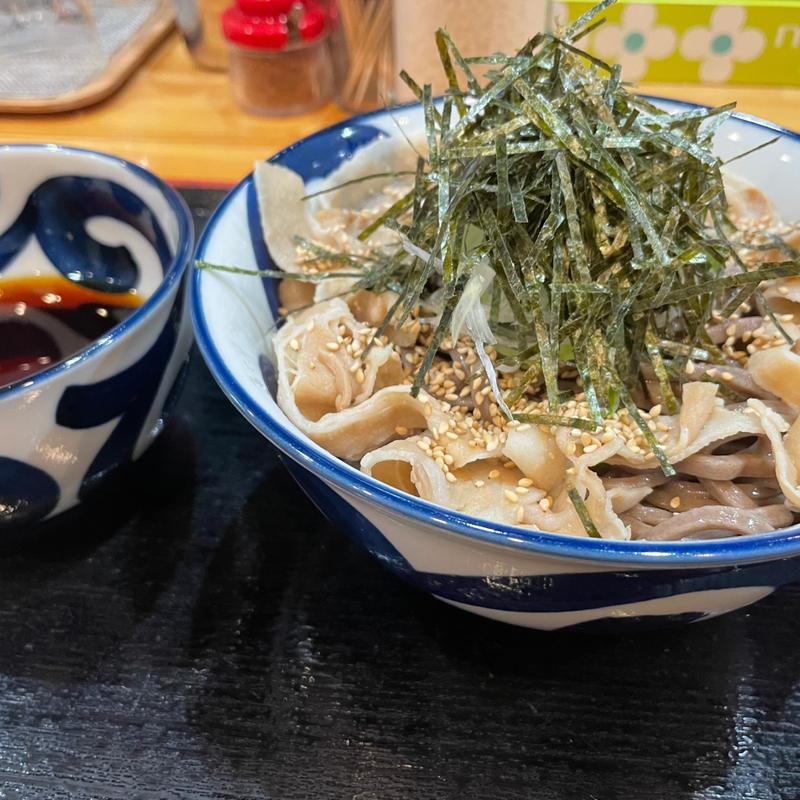 肉そば（冷）　特盛(蕎麦とラー油で幸なった。天満橋本店)