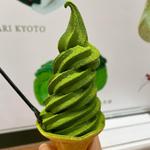 抹茶粉かけ抹茶ソフトクリーム