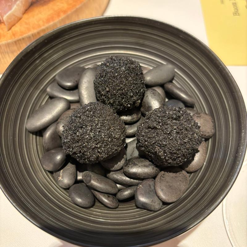 アランチーニ黒トリフ風味(コンヴィヴィオ(Convivio))