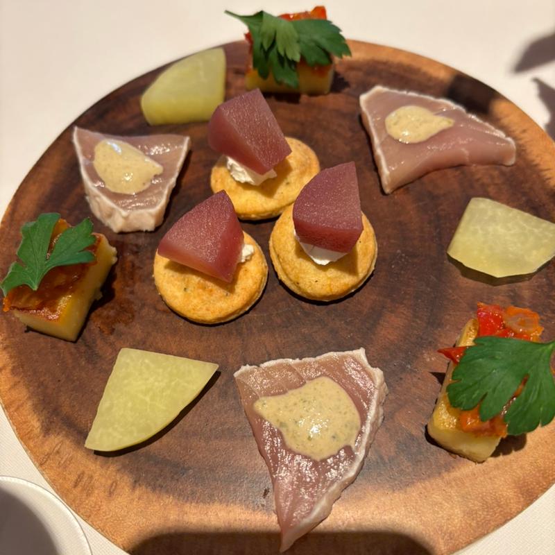 山椒ビスケット、まかじき、カボナータ(コンヴィヴィオ(Convivio))